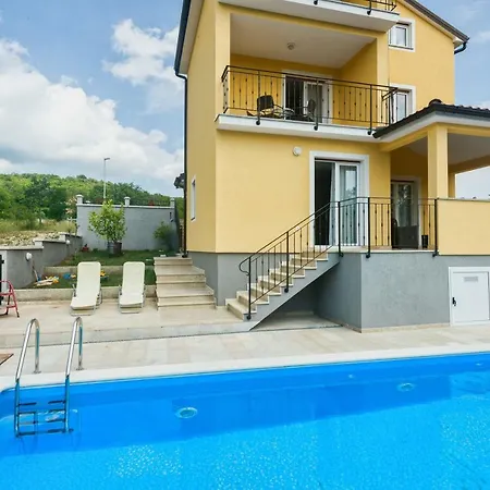 Maklavun Villa *